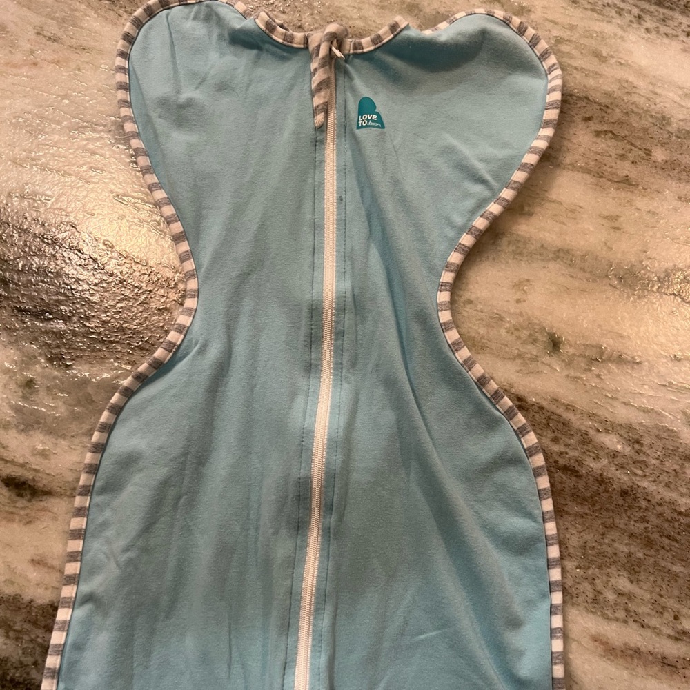 Love to dream swaddle. 1.0 Tog. 8-13lbs.